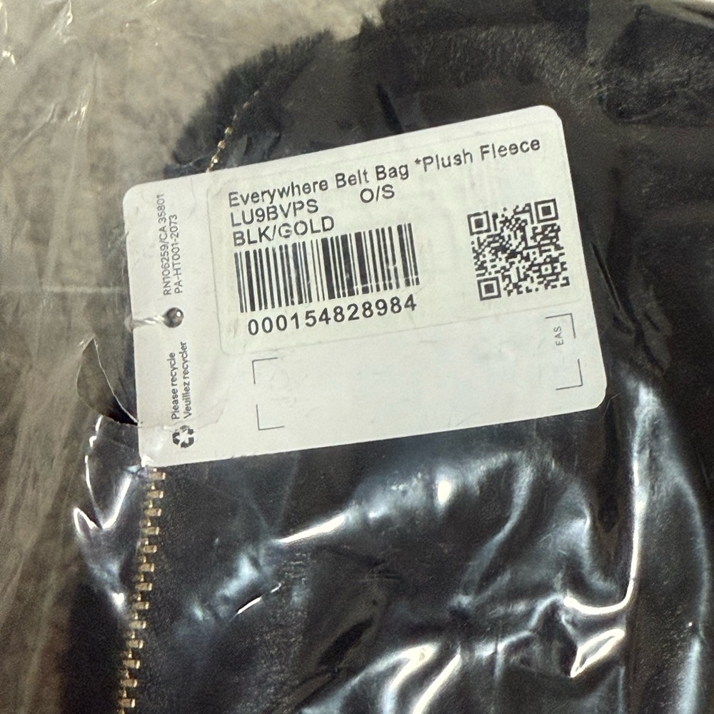 NWT Lululemon Plush Fleece Everywhere Belt Bag 1L in Black and Gold - Picture 5 of 13